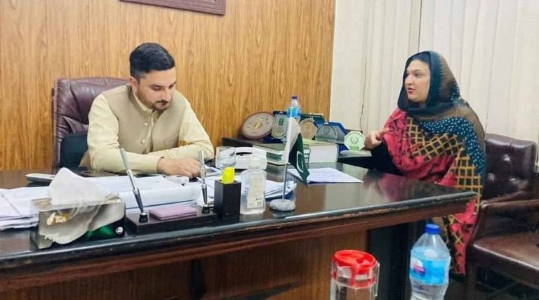 پشاور میں خواجہ سرا بھی انتخابی دنگل میں کود گیا،صوبائی اسمبلی کیلئے کاغذات حاصل کر لئے