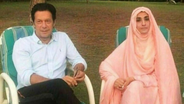 بشری بی بی نے احتساب عدالت کا فیصلہ آنے کے بعد خود کو گرفتاری کے لئے سرینڈر کردیا