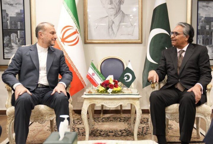 پاکستان ایران تعلقات، برف پگھلنے لگی، ایرانی وزیر خارجہ پاکستان پہنچ گئے، ہم منصب سے اہم ملاقات