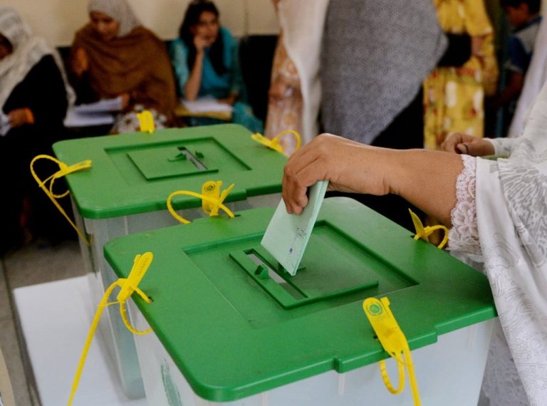 خبردار پولنگ اسٹیشن کے اندر موبائل فون نہ لے جانا، الیکشن کمیشن نے پابندی عائد کردی