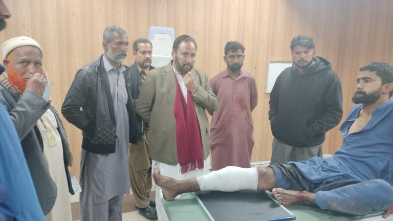 میرے گھر پو پوسٹر کیوں لگائے؟گوجرانوالہ میں گھر کے مالک نے نوجوان پر فائرنگ کردی