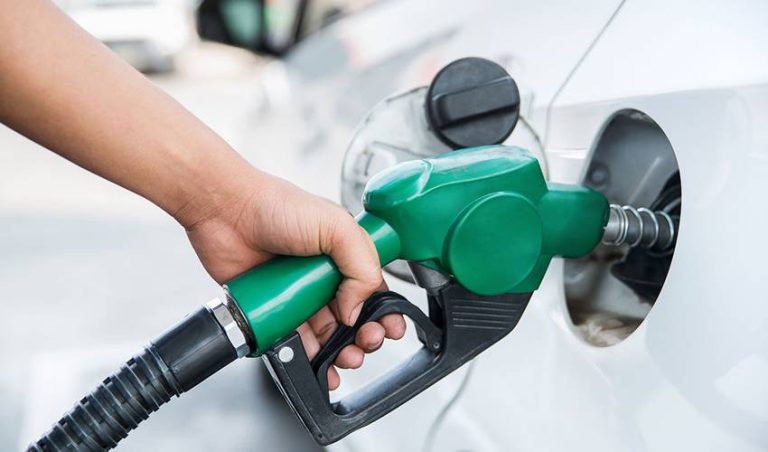 حکومت نے پیٹرول اور ڈیزل سستا کر دیا، نئی قیمتوں کا اطلاق نافذ