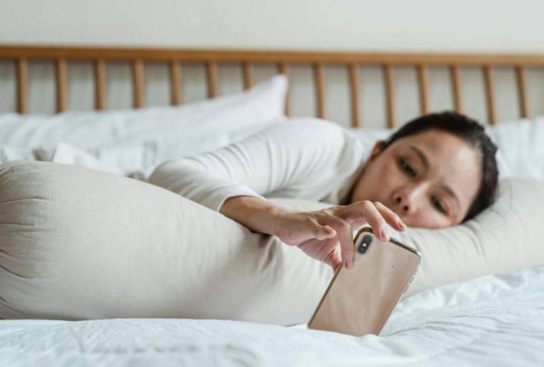 سونے سے پہلے ریلز دیکھنے کا کیا نقصان ہے؟ نئی تحقیق