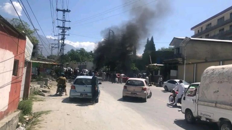 سوست:تاجروں کے دھرنےکے خلاف ایکشن،آنسو گیس کےشیل فائر کئے گئے