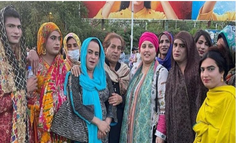 ایبٹ آباد میں خواجہ سراؤں کی رجسٹریشن کے دوران میڈیکل ٹیسٹ،اکثریت مرد نکلی