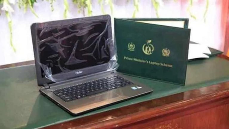 طلباء کے لیے بڑی خوشخبری,لیپ ٹاپ کی تقسیم کا آغاز رواں ماہ 30 اکتوبر سے کیا جا رہا ہے