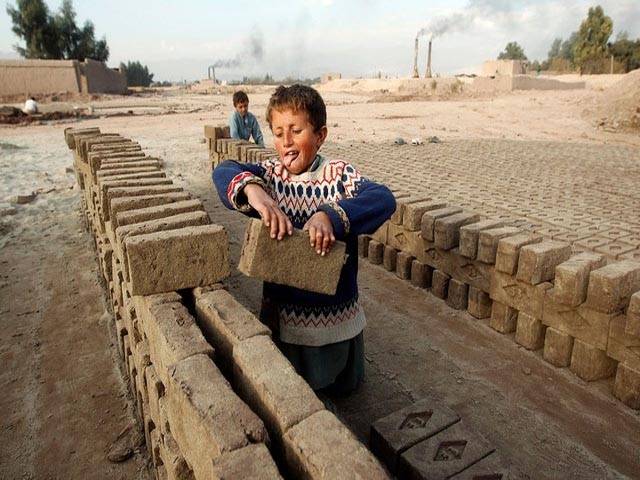 پاکستان میں چائلڈ لیبر،جن ہاتھوں میں قلم ہونا چاہئے ان میں اوزارایک لمحہ فکریہ