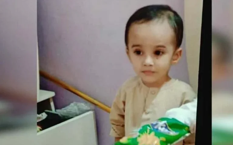 کراچی میں کھلے مین ہول میں گر کر جاں بحق معصوم ابراہیم کو کے ساتھ سپرد خاک کردیا