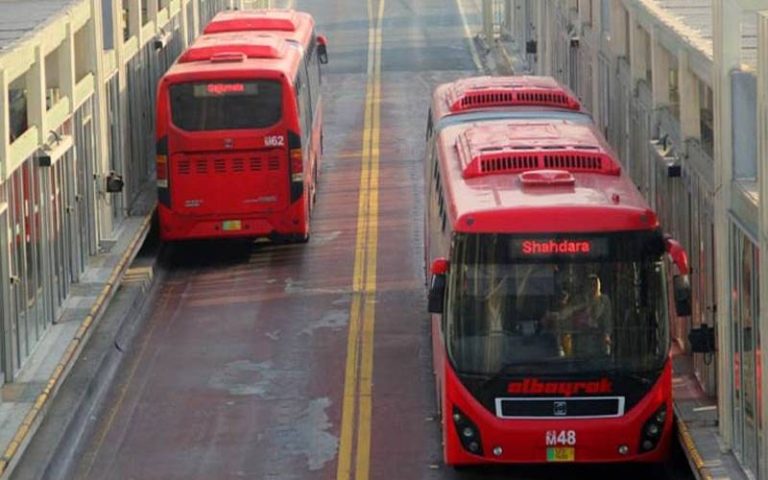 لاہورمیں آزادی چوک کے قریب میٹرو بس حادثے کا شکار ہو گئی