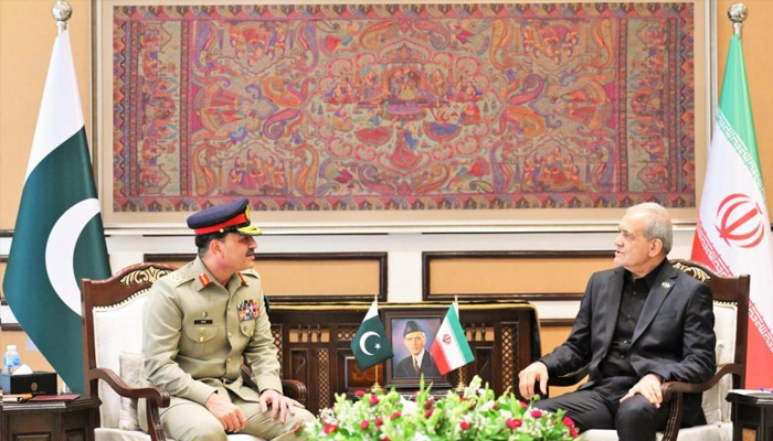فیلڈ مارشل عاصم منیر سے ایرانی صدر مسعود پزشکیان کی ملاقات، علاقائی امن اور پاک ایران تعلقات پر تبادلۂ خیال