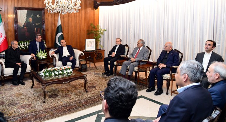 صدر زرداری اور صدر پزشکیان کا پاکستان-ایران تعلقات مزید مضبوط بنانے اور علاقائی امن کے فروغ کے عزم کا اعادہ