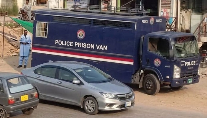 کہوٹہ میں عدالت سے اڈیالا جیل منتقل کیے جانے والے قیدیوں کی وین سے 14 قیدی فرار