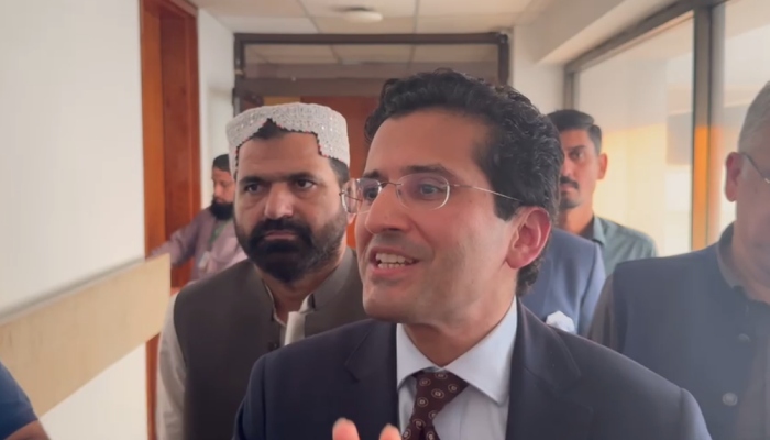 عالمی منڈی میں پیٹرول سستا ہوا تو فائدہ عوام کو منتقل کریں گے، وزیر پیٹرولیم علی پرویز ملک